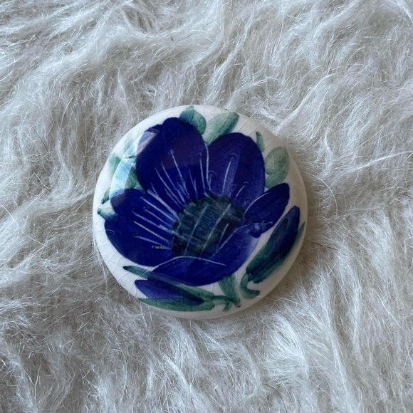 Vintage blue flower ceramic pin - Picture 4 of 4